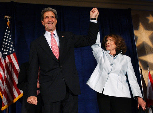 John Kerry and Teresa Heinz Kerry clasp hands at a 2004 fundraiser