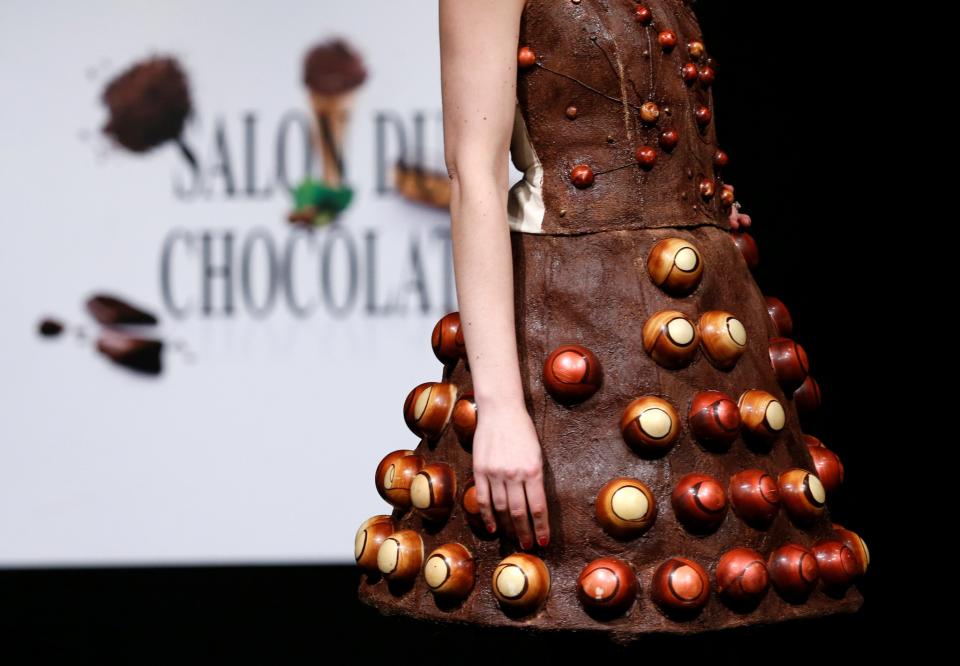 <p>Wie Äpfel prangen diese pompösen Pralinen am Kleid dieses mit Schokolade überzogenen Kleids. Ein wenig erinnert das Ganze jedoch an den Tannenbaum vom letzten Weihnachtsfest. (Bild: Reuters) </p>