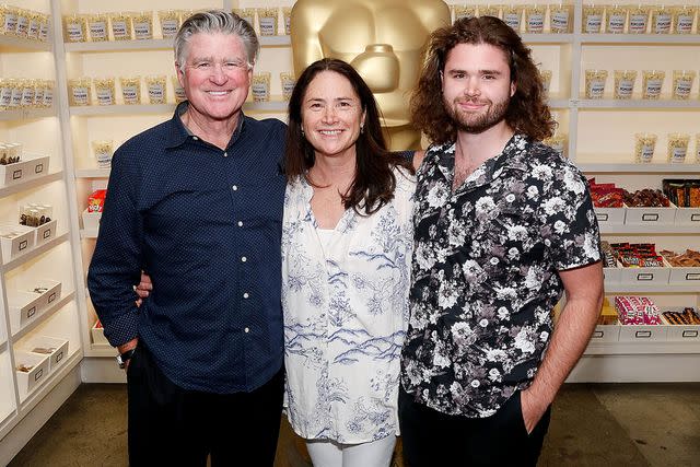 <p>Lars Niki/Getty Images</p> Treat and Pam Williams with son Gill in 2019.