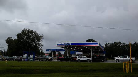 Cars wait in line to get gas after Hurricane Florence swept the town of Clinton, North Carolina, U.S., September 15, 2018. REUTERS/Eduardo Munoz