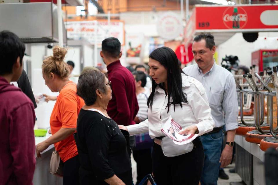 Gisela Gaytán, candidata de Morena a la alcaldía de Celaya, con locatarios del mercado de Morelos