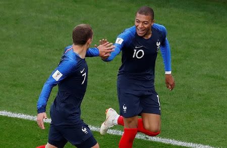 El delantero francés Kylian Mbappé (10) celebra con su compañero Antoine Griezmann tras convertir frente a Perú en su su duelo por el grupo C de la Copa del Mundo de la FIFA en Ekaterimburgo, Rusia, jun 21, 2018. REUTERS/Andrew Couldridge