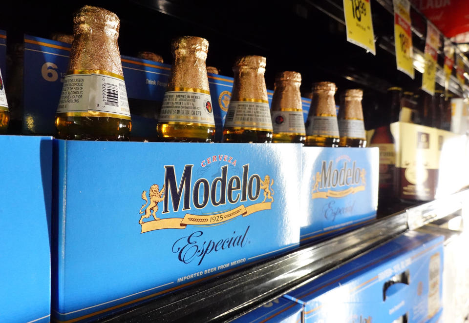 Botellas de cerveza Modelo Especial se exhiben a la venta en una tienda de comestibles el 14 de junio de 2023 en Los Ángeles, California. (Foto de Mario Tama/Getty Images)