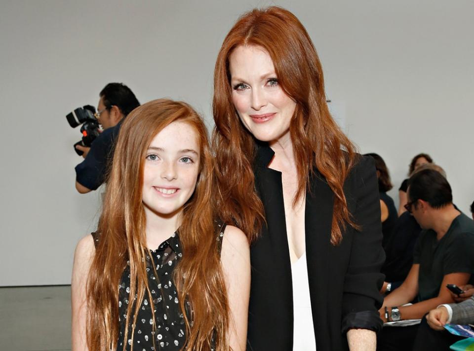 <p>Julianne Moore & Liv Freundlich</p>