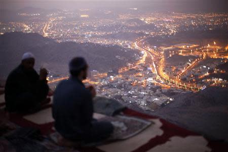 Muslim pilgrims pray atop Mount Thor in the holy city of Mecca ahead of the annual haj pilgrimage in this October 11, 2013 file photo. REUTERS/Ibraheem Abu Mustafa/Files