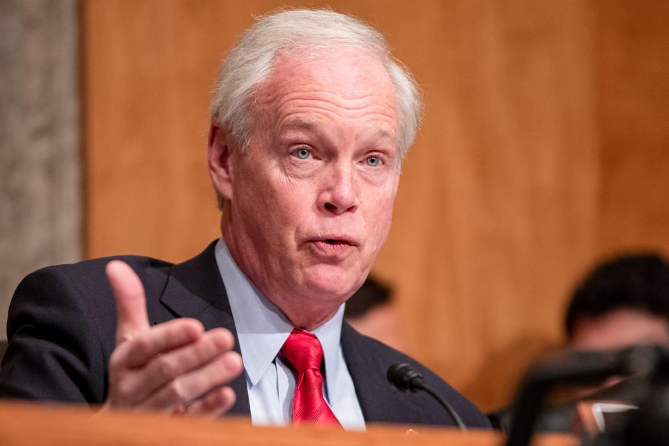 <p>WASHINGTON, DC - 18 DE DICIEMBRE: El presidente del comité, Ron Johnson (R-WI), interroga al inspector general del Departamento de Justicia, Michael Horowitz, durante una audiencia del Comité Senatorial de Seguridad Nacional y Asuntos Gubernamentales en el Capitolio de los Estados Unidos el 18 de diciembre de 2019 en Washington, DC. La semana pasada, el Inspector General publicó un informe sobre los orígenes de la investigación del FBI sobre los posibles vínculos de la campaña de Trump con Rusia durante las elecciones presidenciales de 2016. </p> (Foto de Samuel Corum / Getty Images)