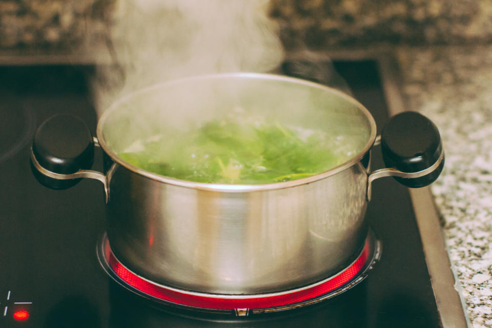 煮湯時，水溶性維生素及鉀離子會流失在湯裡，建議把湯跟蔬菜一起喝掉。（圖／Getty Images）