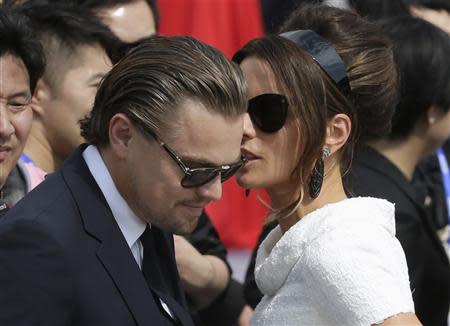 British actress Kate Beckinsale speaks with actor Leonardo DiCaprio of the U.S. (L) as they attend the launch ceremony of the Qingdao Oriental Movie Metropolis on the outskirts of Qingdao, Shandong province September 22, 2013. REUTERS/Jason Lee