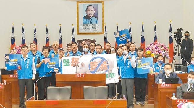 新竹市議會國民黨團23日製作「堅」拒萊豬看板，藍營議員全數簽名連署，但要求市長林智堅簽名時遭以不適合為由拒簽。（陳育賢攝）