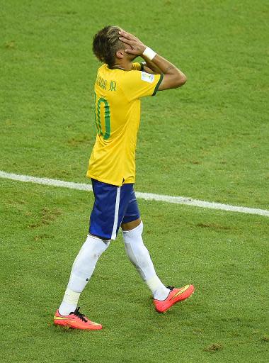 El astro brasileño Neymar se toma la cara durante el partido ante México el 17 de junio de 2014 (AFP | Fabricce Contini)