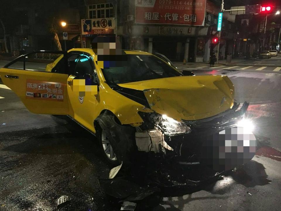 張男計程車車頭全毀，現場更冒出陣陣濃煙。（警方提供）