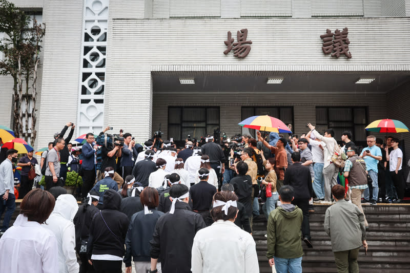 立院續審國會職權相關法案  民進黨團議場外集合 立法院會24日將繼續處理國會職權修正相關法案，民 進黨立委在門外集合，綁上白頭巾整隊進入議場。 中央社記者趙世勳攝  113年5月24日 