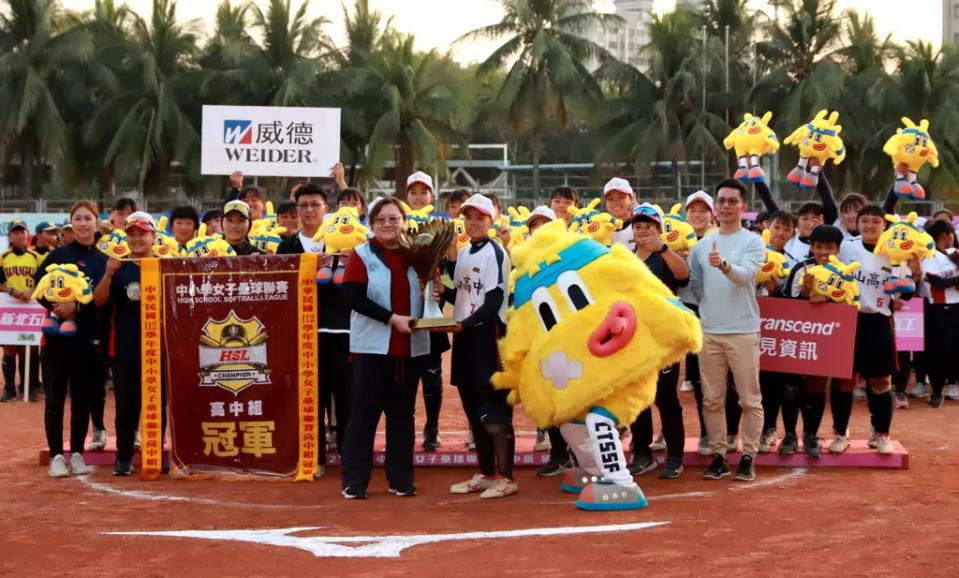 高中組中市東山高中提前五下以10比3擊潰士林高商，相隔一年再重返冠軍寶座。高中體總提供