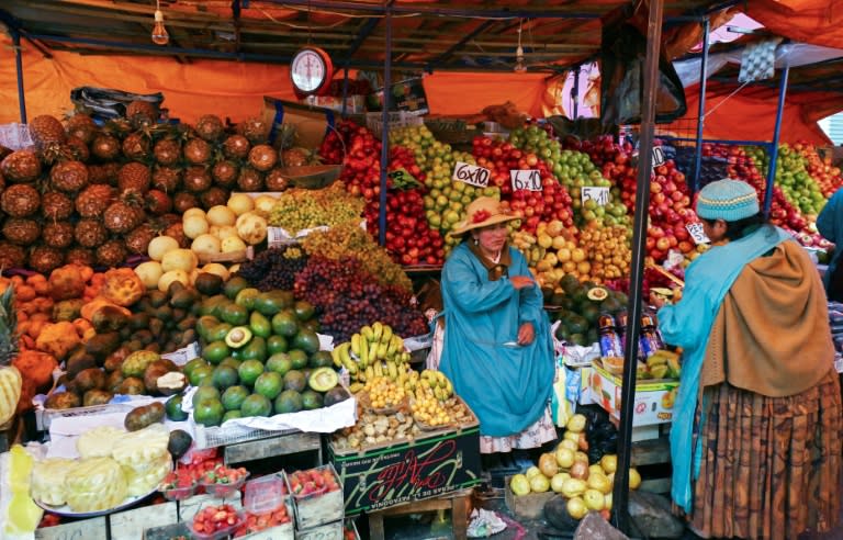 Una mujer vende fruta en un mercado callejero en el barrio de Villa Fátima, el 30 de junio de 2024 en La Paz (Bolivia) (Aizar Raldes)