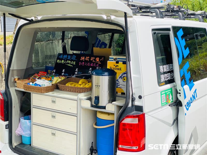 補給車隨行讓旅客補充能量。（圖／記者馮珮汶攝）