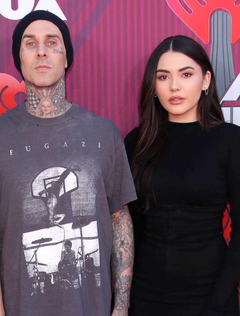 Oscar De La Hoya Addresses Claim Travis Barker Raised Atiana 4