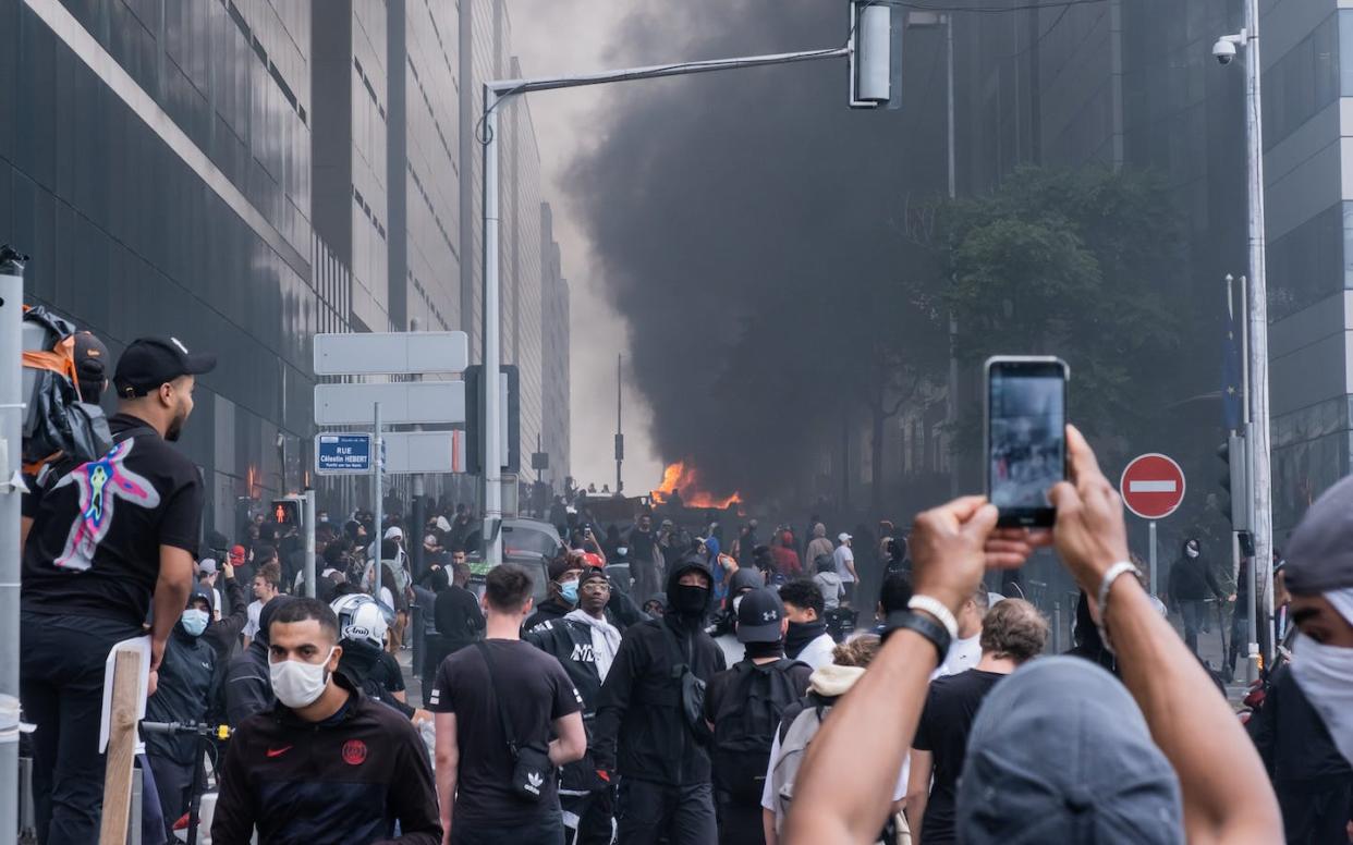 Disturbios en Nanterre, un suburbio de París (Francia), tras la muerte del joven Nahel Merzouk. <a href="https://www.shutterstock.com/es/image-photo/nanterre-france-june-29-2023-tribute-2325648045" rel="nofollow noopener" target="_blank" data-ylk="slk:PVNF / Shutterstock;elm:context_link;itc:0;sec:content-canvas" class="link ">PVNF / Shutterstock</a>