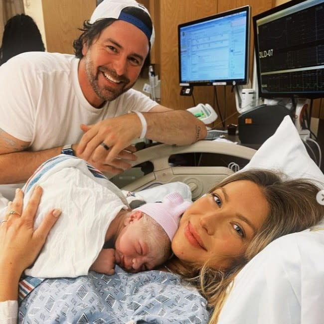 Stassi Schroeder sa a luz y revela el nombre de su bebé credit:Bang Showbiz