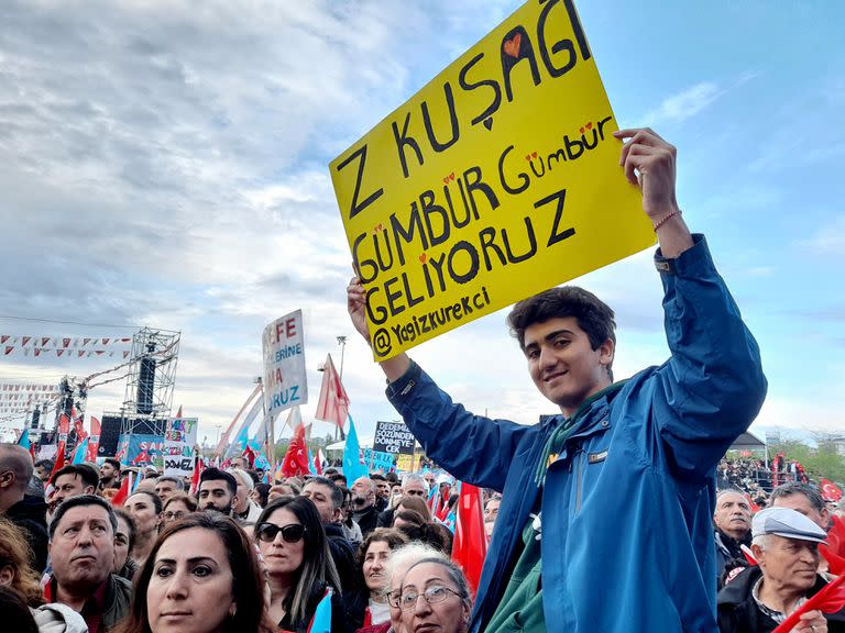 Un joven sostiene un cartel que dice "Los de la generación Z subimos con fuerza", en el gran mitin de la oposición en Estambul