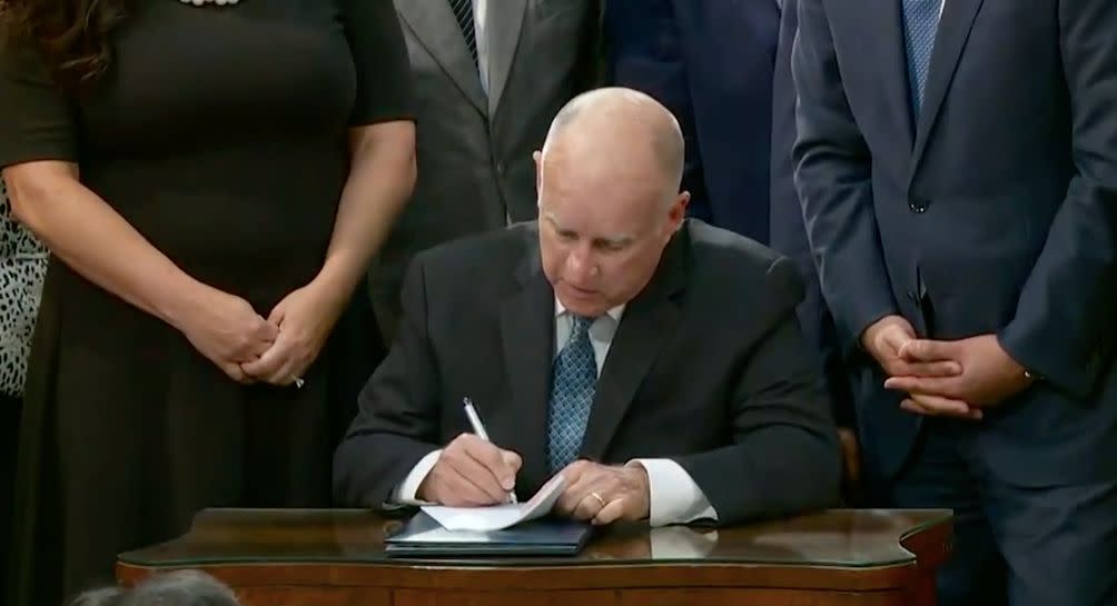 Gov. Jerry Brown signs into law California&rsquo;s ambitious new emissions targets on Sept. 10. (Photo: California Senate Democrats)