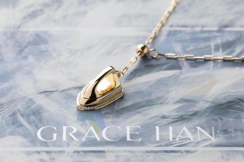 Grace Han新推出的輕珠寶系列Dancing Iron項鍊，以熨斗為靈感。（Grace Han提供）