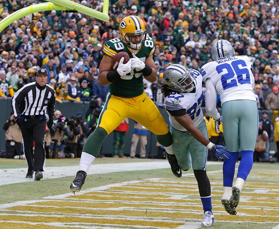 Tight end Richard Rodgers hauls in a touchdown pass during Green Bay's 26-21 win over Dallas in a divisional playoff game at Lambeau Field on Jan. 11, 2015.