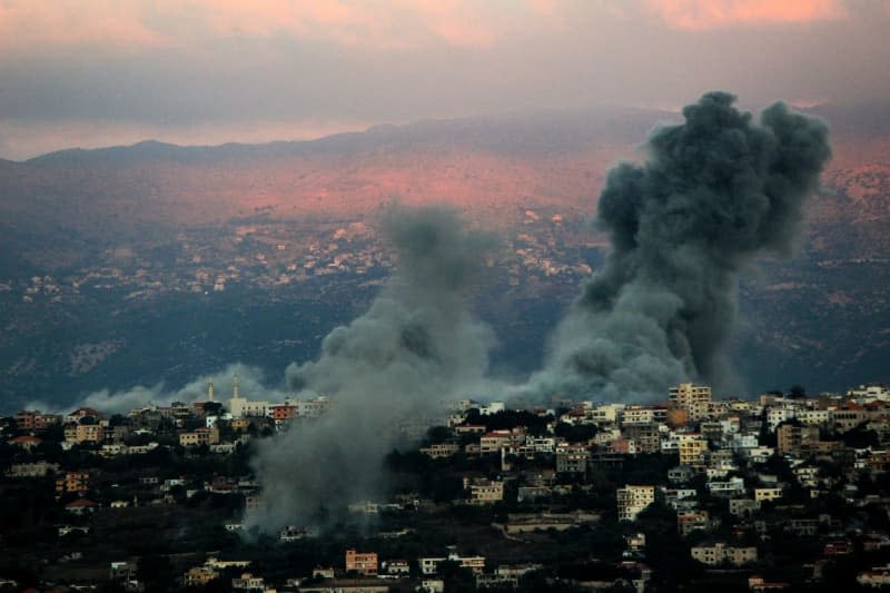 Heavy smoke of Israeli air raids billows from the southern Lebanese border town Khiam. Stringer/dpa