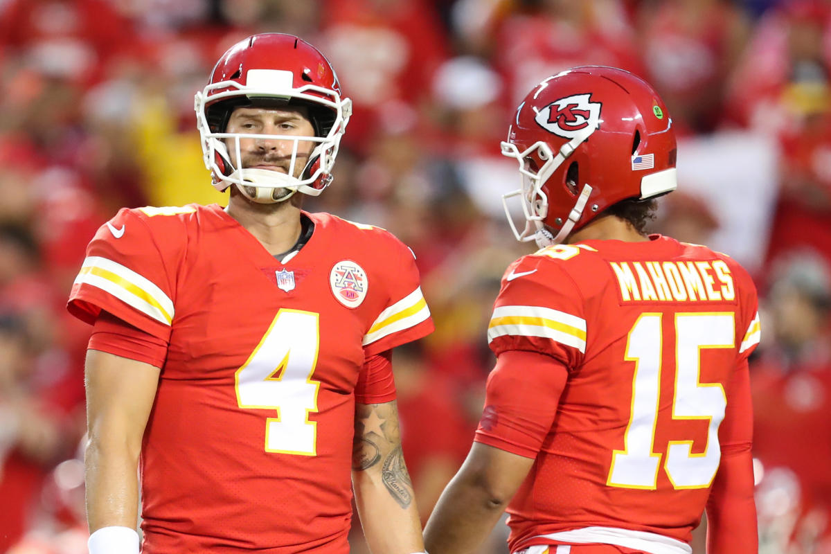 Chiefs' Patrick Mahomes helps Chad Henne prepare for start