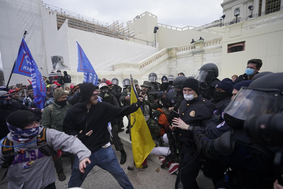 Seguidores de Donald Trump chocan con policías en las escaleras del Capitolio en  Washington DC. (AP Photo/Julio Cortez)