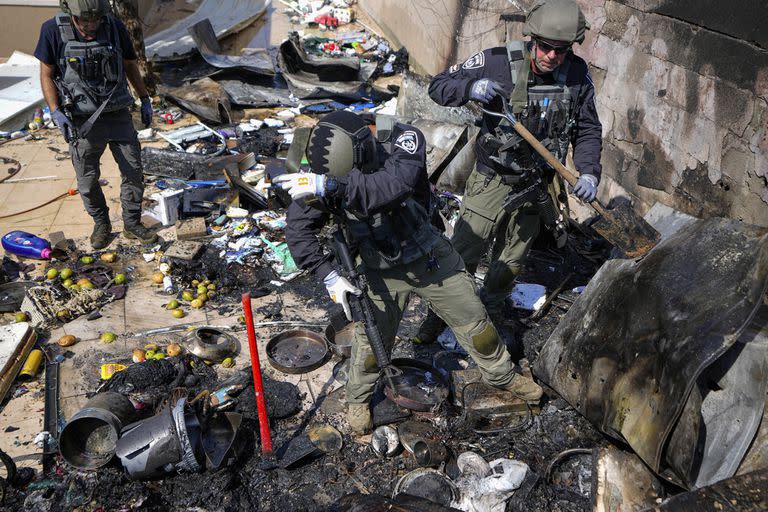 La policía israelí extingue el fuego en un lugar alcanzado por un cohete disparado desde la Franja de Gaza, en la ciudad de Sderot