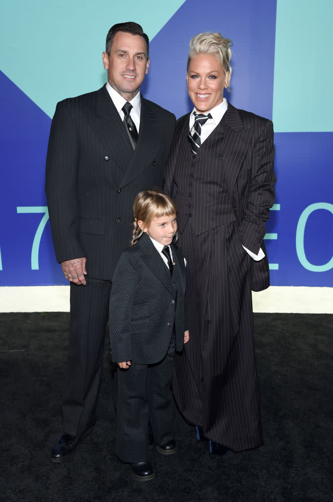 <p>The Hart family — Pink, husband Carey Hart, and daughter Willow Hart — matched in suits in the red carpet. (Photo: Getty Images) </p>