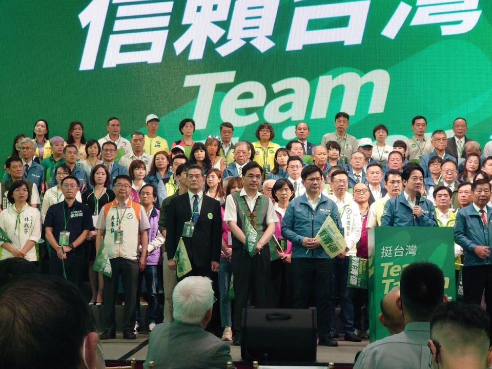 民進黨主席、總統提名人賴清德今（25日）下午來到新北市新莊區，舉辦後援會「信賴台灣之友會」的成立大會，現場湧入兩千多位熱情支持者。   圖：莊銘淵提供