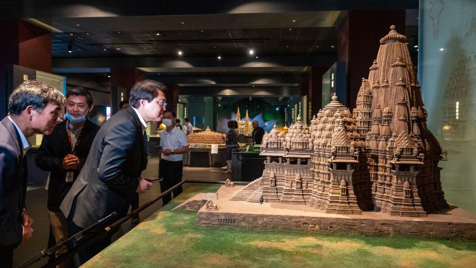 內政部長林右昌看到10大宗教建築模型特別感興趣。（世界宗教博物館提供）
