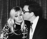 Eines der großen Glamour-Paare der 60-er: Britt Ekland und Peter Sellers - die Ehe der beiden Schauspielstars hielt vier Jahre. Als sich die beiden 1968 scheiden ließen, ging es mit der Karriere der bildhübschen Schwedin erst so richtig los ... (Bild: Dennis Oulds/Central Press/Getty Images)