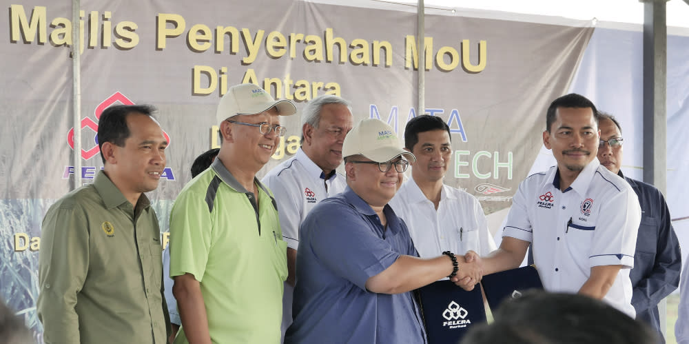 MATA Aerotech Sdn Bhd CEO Wan Azrain Adnan (centre) and Felcra CEO Mohd Nazrul Izam Mansor (2nd right) are seen during the inking of the MoU July 23, 2019. — Picture courtesy of MATA Aerotech