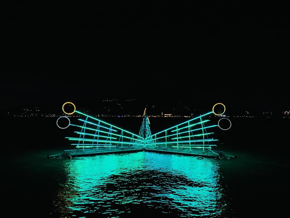 藝術家梁賴昌的《時光標記》是水岸光影廊道唯一在淡水河面上的作品，把淡水河映襯著各種彩光。(圖/新北市政府)
