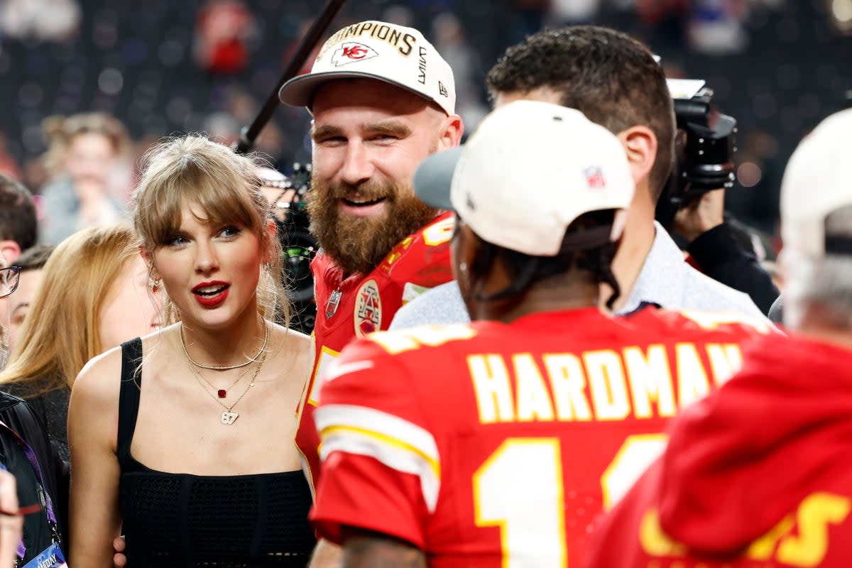 Kansas City Chiefs tight end Travis Kelce (C) and US singer Taylor Swift (L) celebrate (EPA)