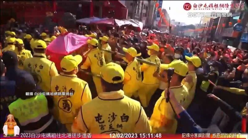 去年白沙屯媽祖的「粉紅超跑」，行經大甲時一路衝刺到大甲鎮瀾宮前，形成驚喜的「三媽會」。（圖／翻攝自白沙屯媽祖網路電視台）