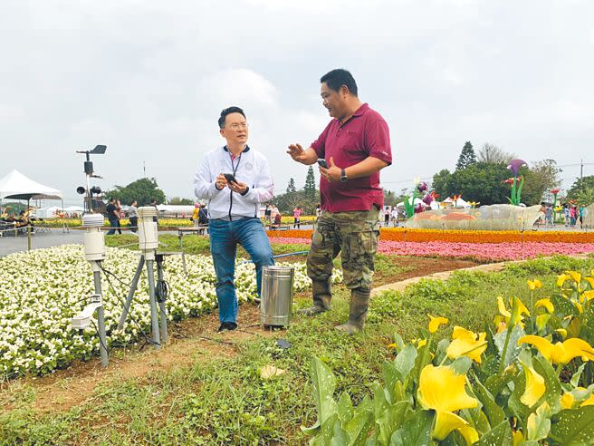 桃園市2024溪海花卉農遊趣活動開展，副市長蘇俊賓（左）3月31日前往參觀智慧青農所策畫的花卉展區以及微型氣象站等智慧農業設備。（呂筱蟬攝）