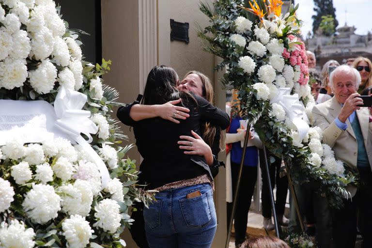 Sol Mihanovich, nieta de Mónica, recibe consuelo durante el último adiós a Mascetti