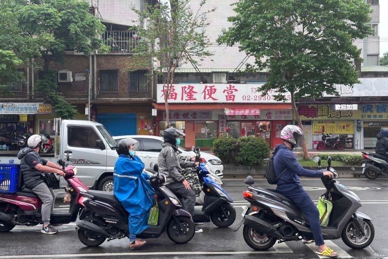 ▲受到鋒面通過影響，東北季風增強，降雨會以中部以北為主，東半部。（圖／記者鍾怡婷攝）