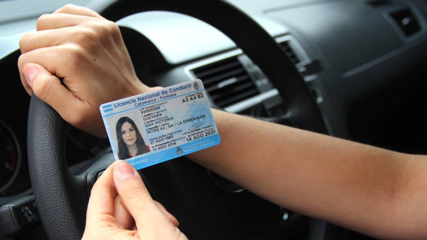 Para evitar multas se debe tener la licencia de conducir al día y no alcanza con la digital.