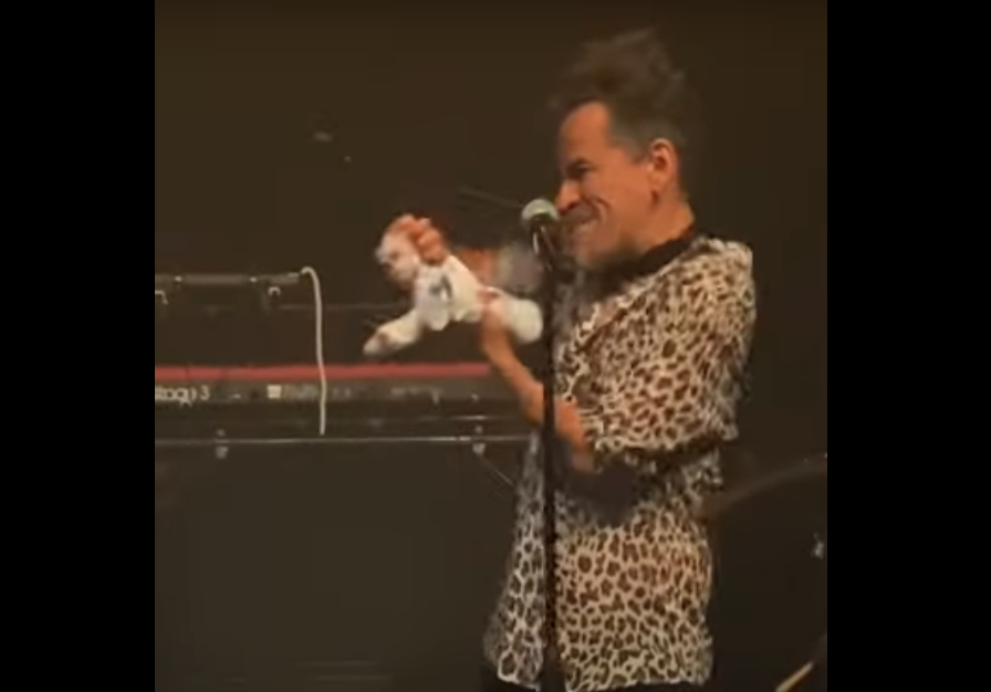 El cantante Rubén Albarrán descabezando el peluche del Dr Simi. (Captura de video/YouTube)