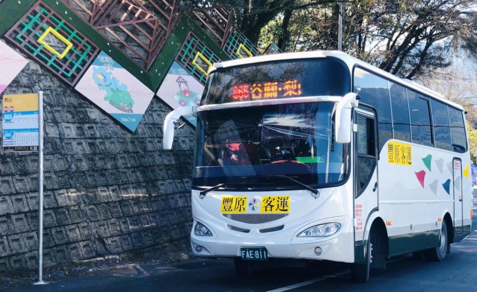 台中市民搭乘八六五公車到梨山，只要十元銅板價。（記者陳金龍攝）