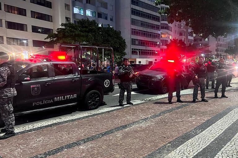 La policía militar custodia la playa de Copacabana, ya por la noche del jueves.