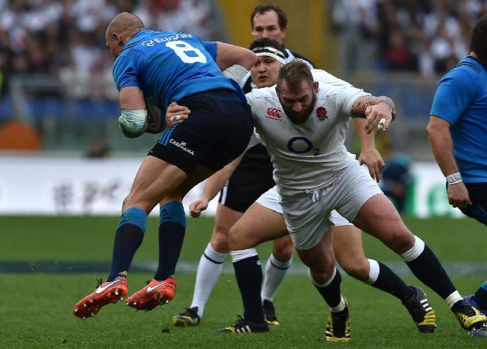 Sergio Parisse (I), de Italia es contenido por el ala de Inglaterra Jack Nowell durante partido del Seis Naciones de rugby en el estadio Olímpico de Roma el 14 de febrero de 2016. (AFP | ALBERTO PIZZOLI)