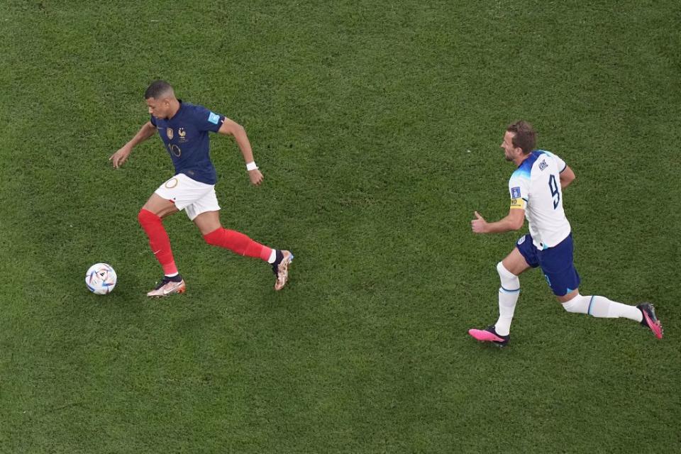 法國前鋒姆巴佩(左)帶球進攻，英格蘭前鋒肯恩在後追趕。（美聯社資料照）