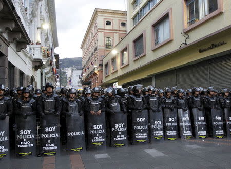Riot police stand guard near the presidential palace as protesters march against the government of Ecuador's President Rafael Correa in Quito, Ecuador, July 2, 2015. REUTERS/Guillermo Granja