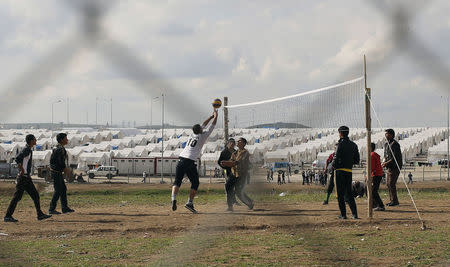 Yazidi refugees play volleyball at Sharya refugee camp on the outskirts of Duhok, Iraq March 4, 2015. REUTERS/Asmaa Waguih