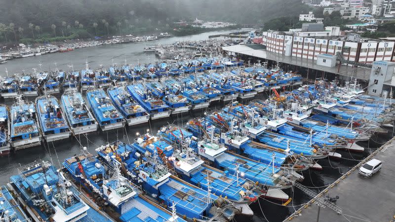 Los barcos pesqueros están anclados mientras evacuan del tifón Khanun en un puerto en Seogwipo en la isla de Jeju, Corea del Sur